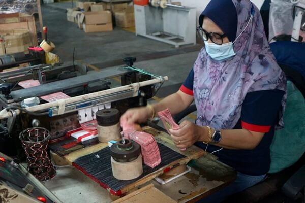 Hot Glueing Process Hot Glueing Process